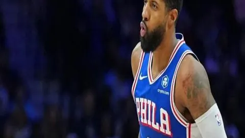 赛场浓眉彰显全力拼搏，防守协作默契大幅增强。